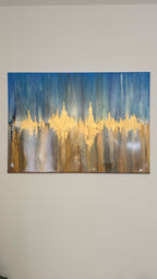 Abstraktes Resin-Wandbild Golden Horizon in Blau, Gold und Erdtönen, 100 × 70 cm