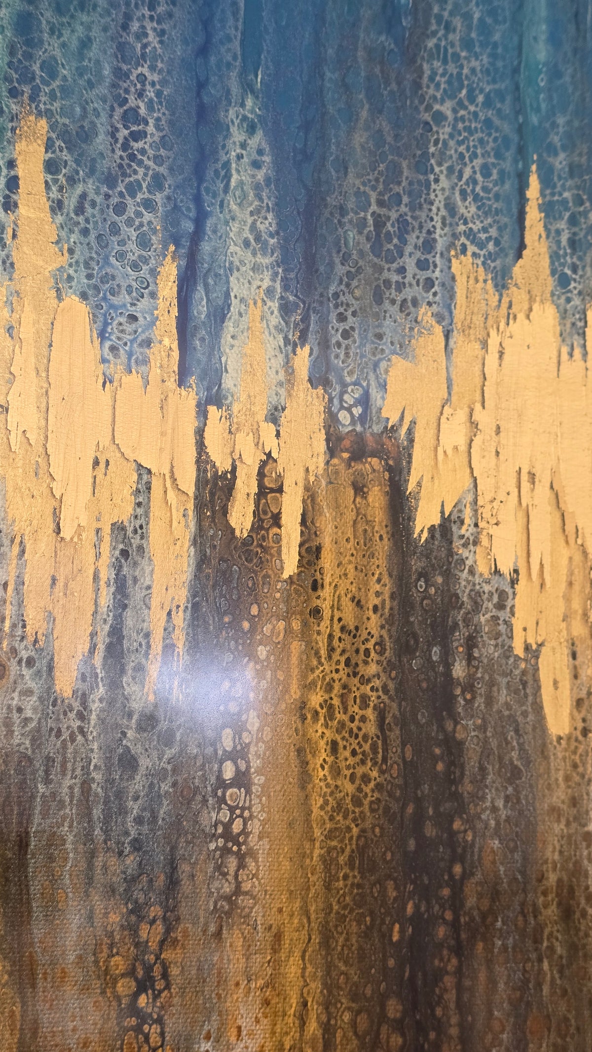 Abstraktes Resin-Wandbild Golden Horizon in Blau, Gold und Erdtönen, 100 × 70 cm