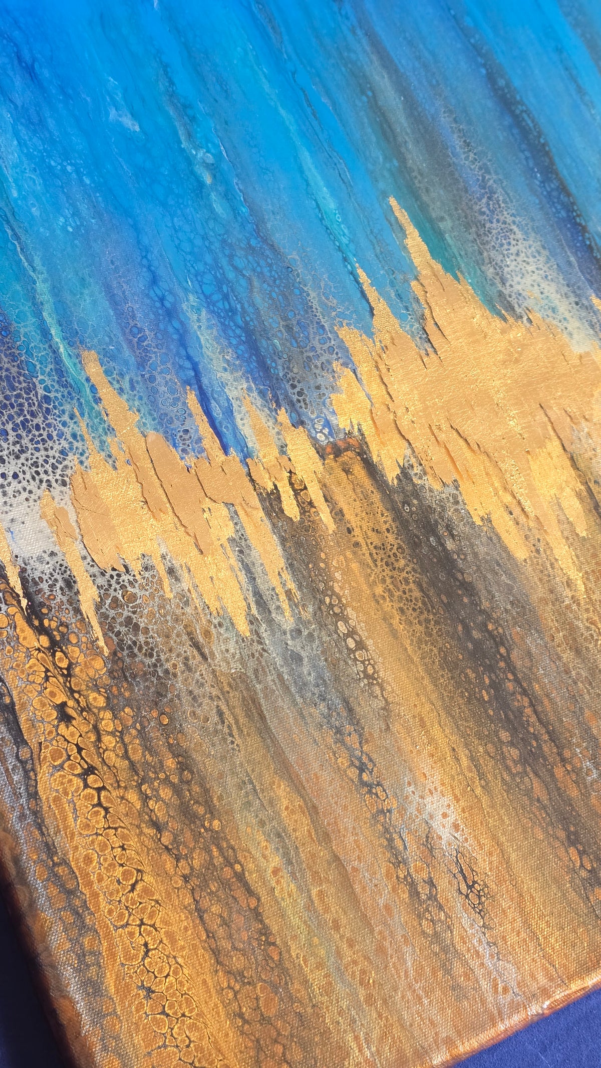 Abstraktes Resin-Wandbild Golden Horizon in Blau, Gold und Erdtönen, 100 × 70 cm