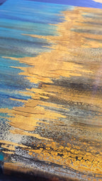 Abstraktes Resin-Wandbild Golden Horizon in Blau, Gold und Erdtönen, 100 × 70 cm