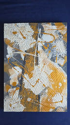 Zwei versetzt angeordnete abstrakte Strukturbilder in Gold, Weiss und Grau mit erhabenen Flächen, geschwungenen Linien und kreisförmigen Mustern.