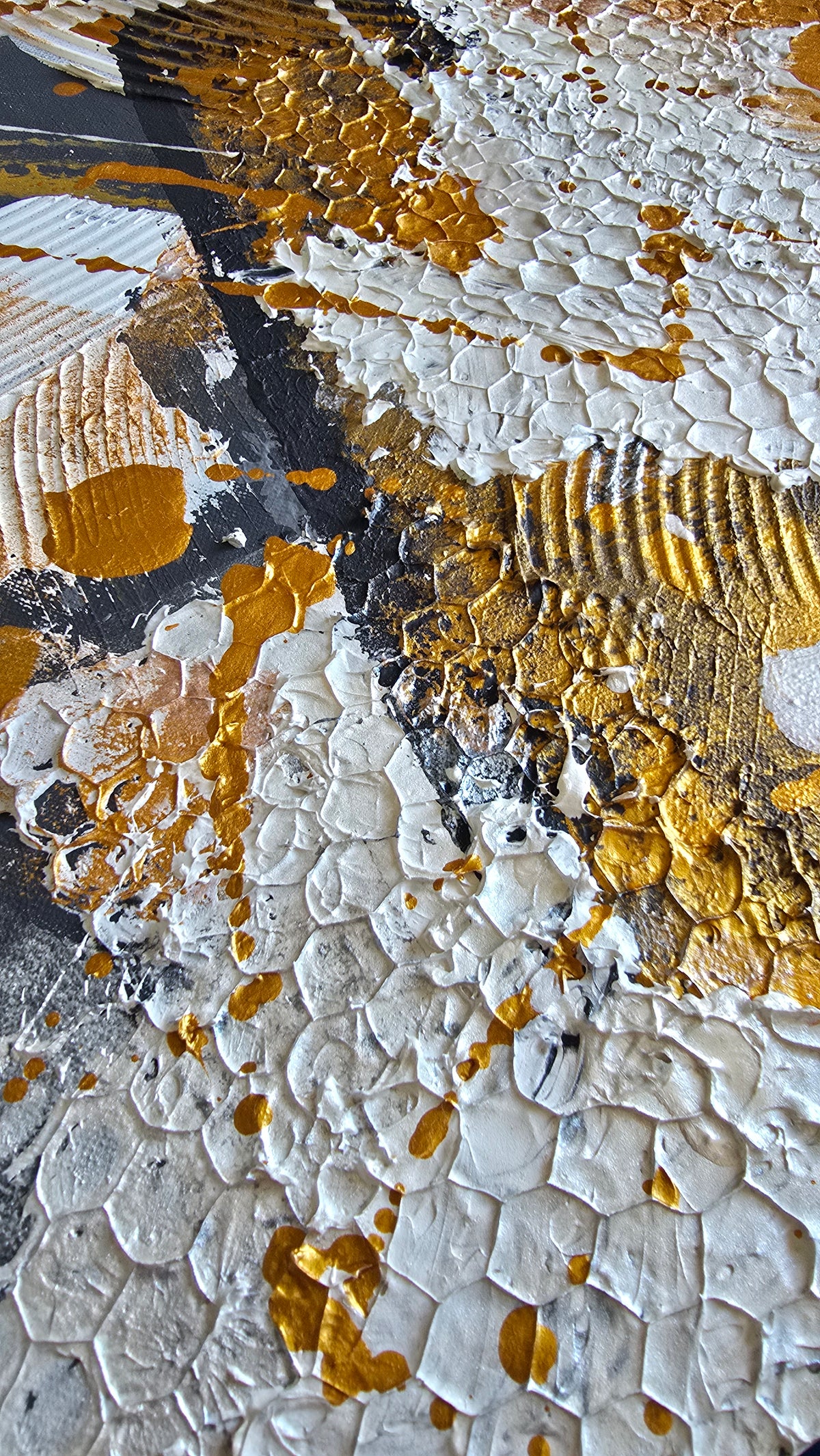 Zwei versetzt angeordnete abstrakte Strukturbilder in Gold, Weiss und Grau mit erhabenen Flächen, geschwungenen Linien und kreisförmigen Mustern.