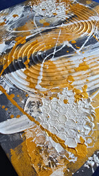 Zwei versetzt angeordnete abstrakte Strukturbilder in Gold, Weiss und Grau mit erhabenen Flächen, geschwungenen Linien und kreisförmigen Mustern.