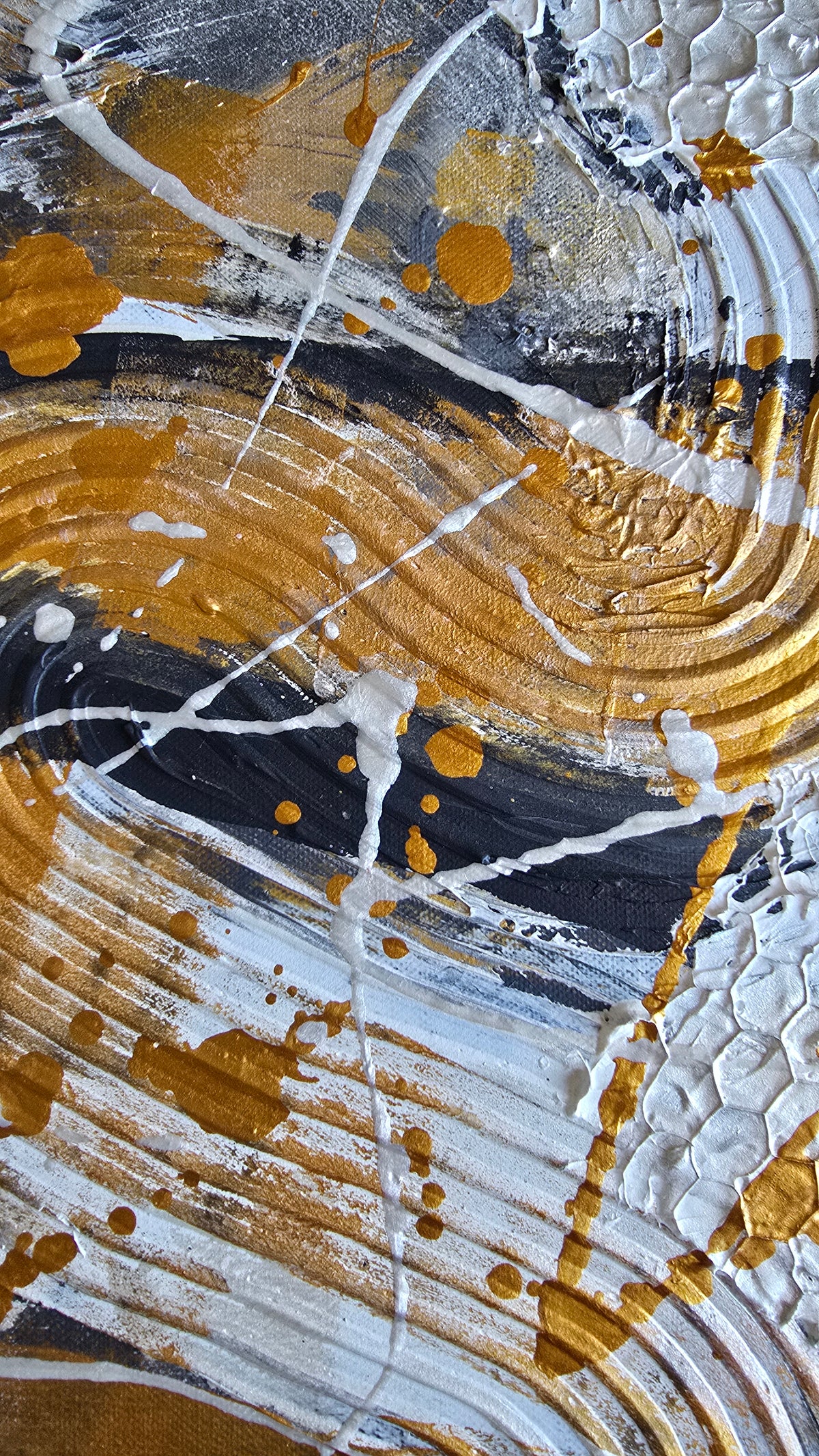 Zwei versetzt angeordnete abstrakte Strukturbilder in Gold, Weiss und Grau mit erhabenen Flächen, geschwungenen Linien und kreisförmigen Mustern.