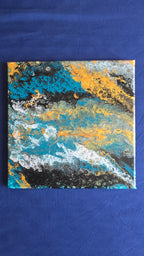 Quadratisches abstraktes Acryl-Leinwandbild mit fliessenden Zellstrukturen in Türkis, Blau, Gold, Schwarz und Weiss.