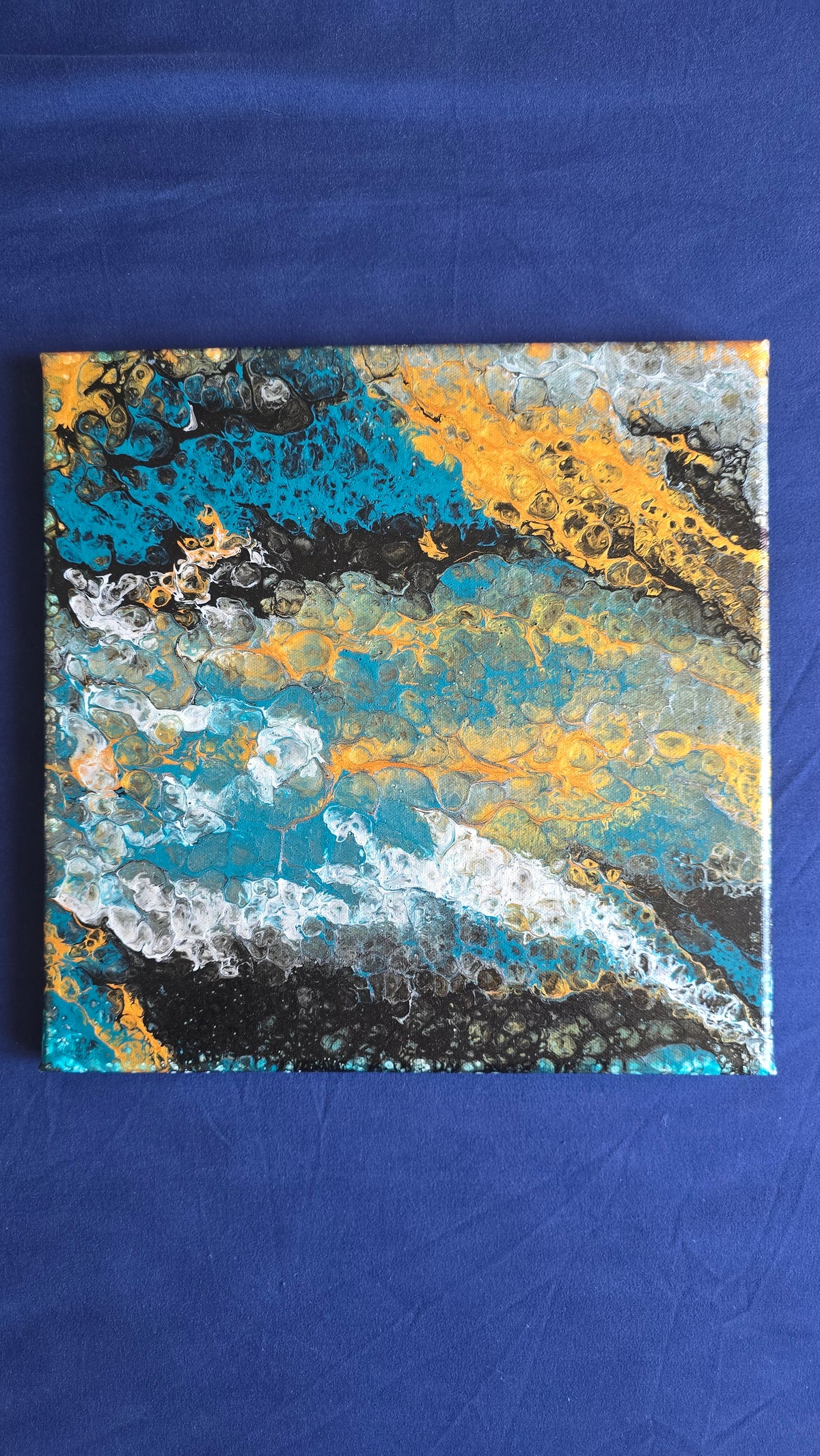 Quadratisches abstraktes Acryl-Leinwandbild mit fliessenden Zellstrukturen in Türkis, Blau, Gold, Schwarz und Weiss.