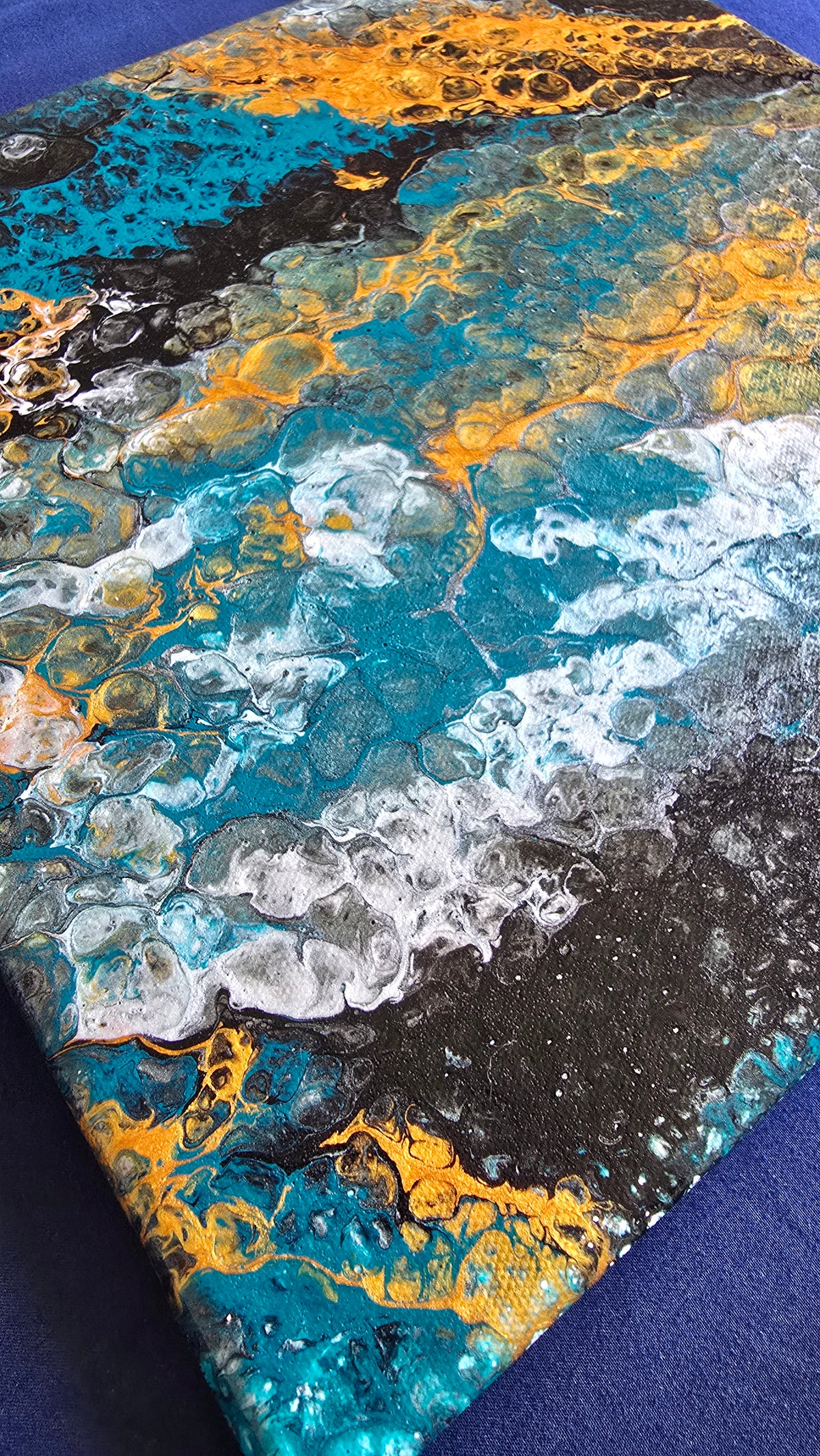 Quadratisches abstraktes Acryl-Leinwandbild mit fliessenden Zellstrukturen in Türkis, Blau, Gold, Schwarz und Weiss.