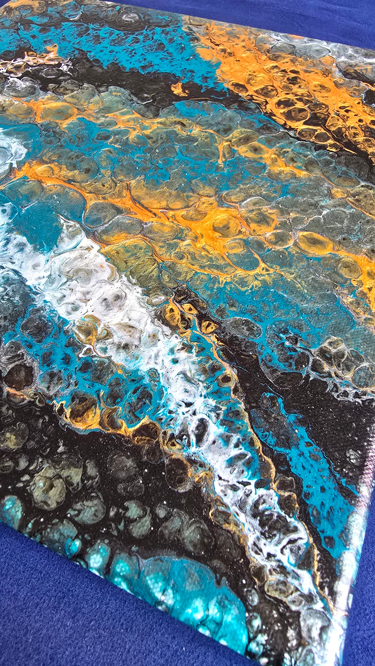 Quadratisches abstraktes Acryl-Leinwandbild mit fliessenden Zellstrukturen in Türkis, Blau, Gold, Schwarz und Weiss.