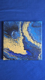 Quadratisches abstraktes Leinwandbild in kräftigem Blau, Dunkelblau und Schwarz mit grossen goldenen Flächen und feinen Zellstrukturen.