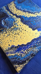 Quadratisches abstraktes Leinwandbild in kräftigem Blau, Dunkelblau und Schwarz mit grossen goldenen Flächen und feinen Zellstrukturen.