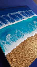 Handgefertigtes Resin-Meeresbild Solas Golden Shore auf einem strukturierten Gesso-Rahmen mit goldener Sandstruktur, türkisblauen Wellen und schimmernden Perlmutt-Effekten.