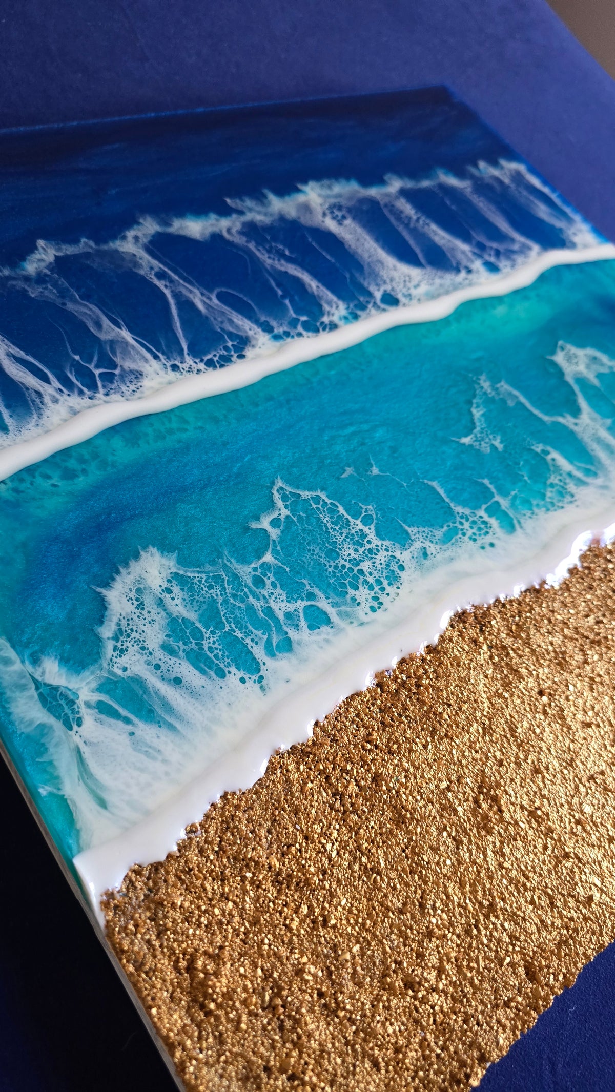 Handgefertigtes Resin-Meeresbild Solas Golden Shore auf einem strukturierten Gesso-Rahmen mit goldener Sandstruktur, türkisblauen Wellen und schimmernden Perlmutt-Effekten.