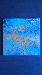 Zwei quadratische abstrakte Acryl-Leinwandbilder mit fliessenden Strukturen und Zellmustern in verschiedenen Blautönen, Weiss und Gold.