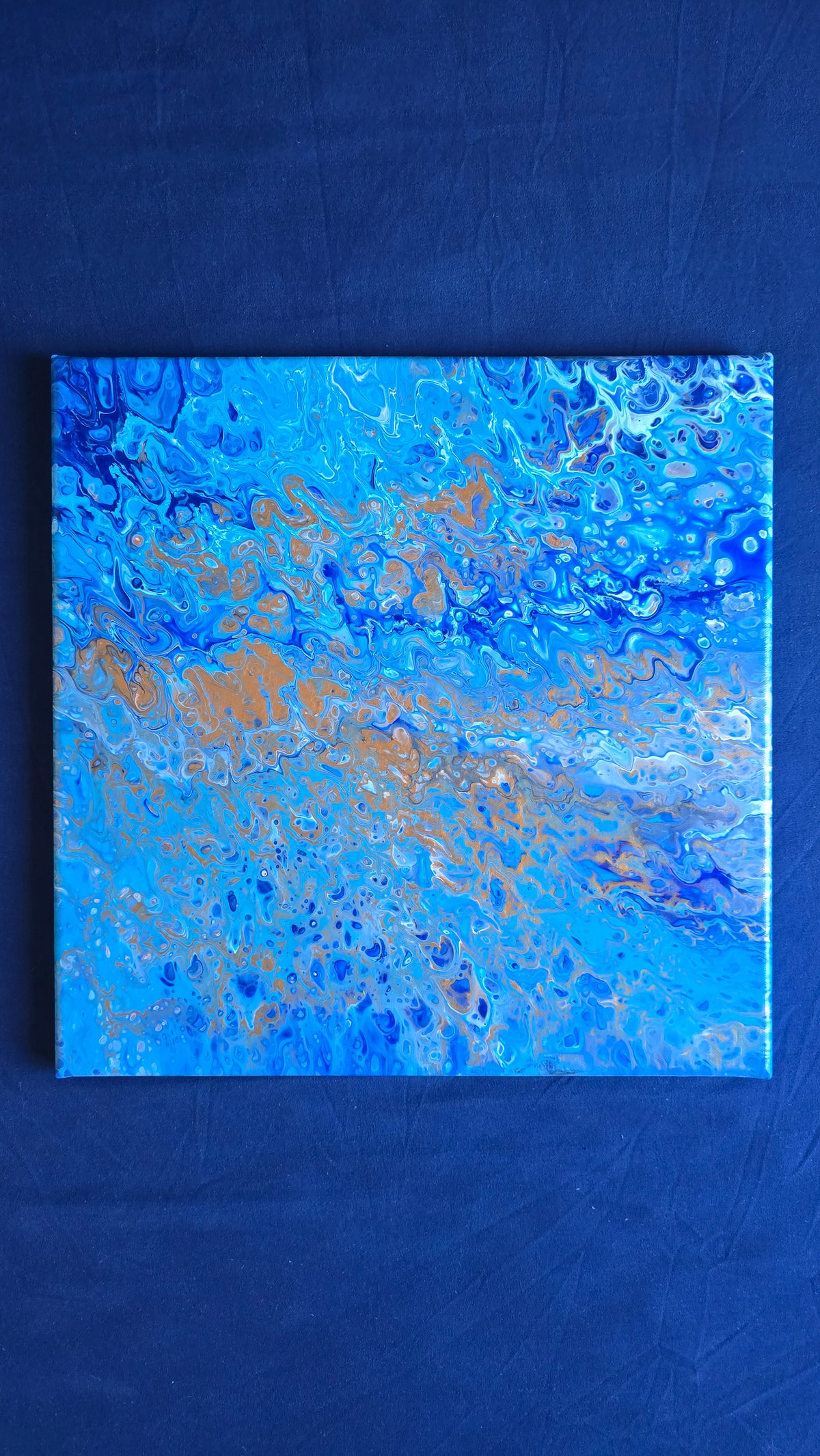 Zwei quadratische abstrakte Acryl-Leinwandbilder mit fliessenden Strukturen und Zellmustern in verschiedenen Blautönen, Weiss und Gold.