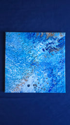 Zwei quadratische abstrakte Acryl-Leinwandbilder mit fliessenden Strukturen und Zellmustern in verschiedenen Blautönen, Weiss und Gold.
