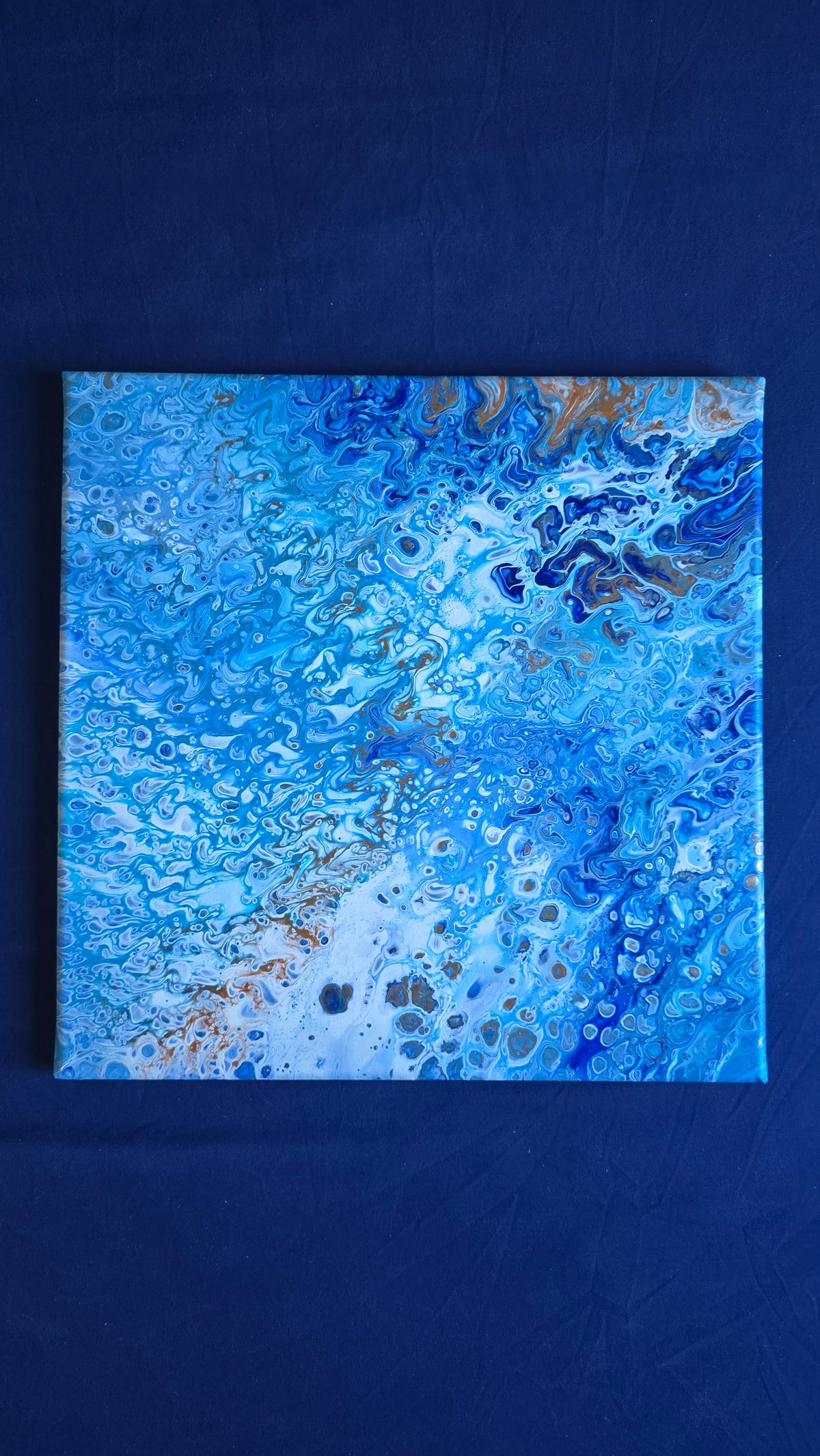 Zwei quadratische abstrakte Acryl-Leinwandbilder mit fliessenden Strukturen und Zellmustern in verschiedenen Blautönen, Weiss und Gold.