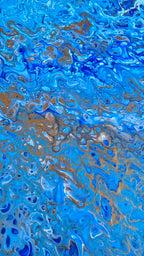 Zwei quadratische abstrakte Acryl-Leinwandbilder mit fliessenden Strukturen und Zellmustern in verschiedenen Blautönen, Weiss und Gold.