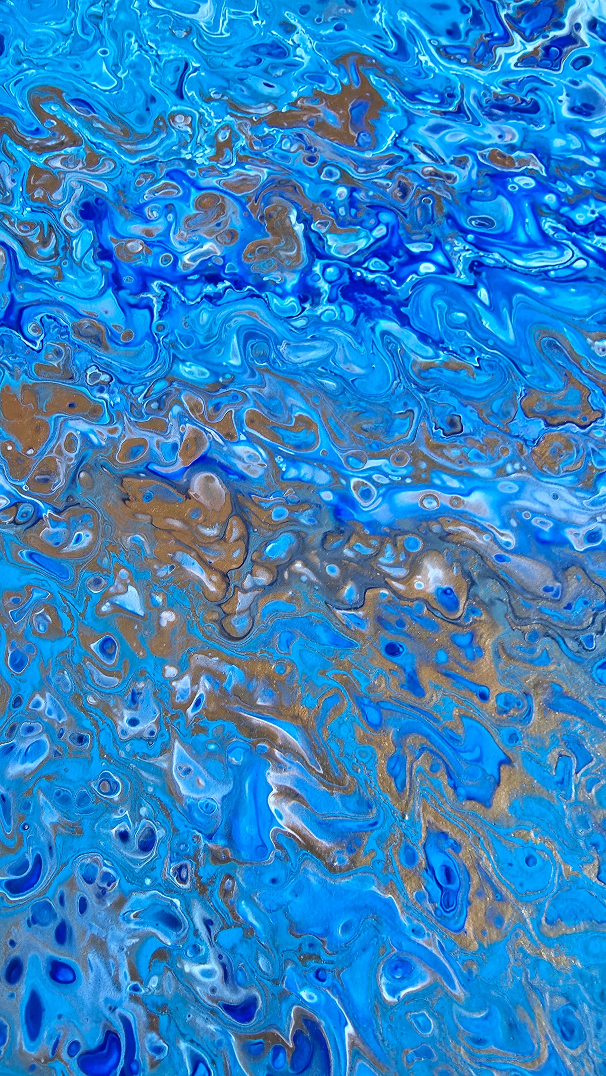 Zwei quadratische abstrakte Acryl-Leinwandbilder mit fliessenden Strukturen und Zellmustern in verschiedenen Blautönen, Weiss und Gold.