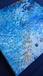 Zwei quadratische abstrakte Acryl-Leinwandbilder mit fliessenden Strukturen und Zellmustern in verschiedenen Blautönen, Weiss und Gold.
