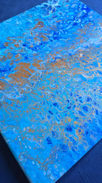 Zwei quadratische abstrakte Acryl-Leinwandbilder mit fliessenden Strukturen und Zellmustern in verschiedenen Blautönen, Weiss und Gold.