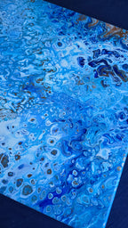 Zwei quadratische abstrakte Acryl-Leinwandbilder mit fliessenden Strukturen und Zellmustern in verschiedenen Blautönen, Weiss und Gold.