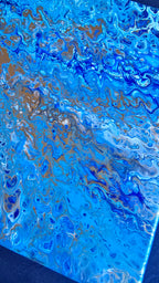 Zwei quadratische abstrakte Acryl-Leinwandbilder mit fliessenden Strukturen und Zellmustern in verschiedenen Blautönen, Weiss und Gold.