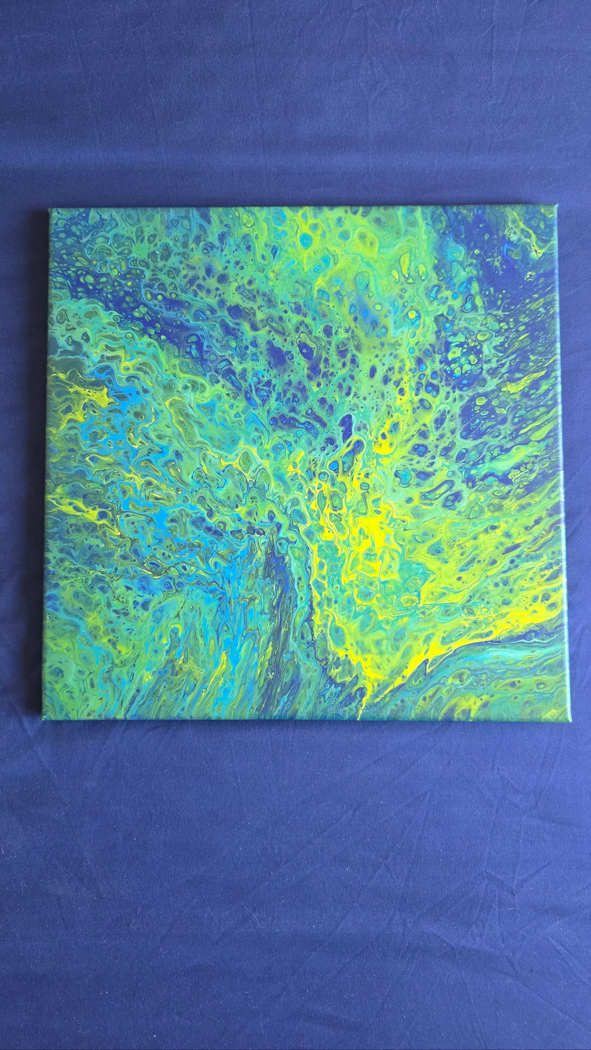 Quadratisches abstraktes Acryl-Leinwandbild mit fliessenden Zellstrukturen in leuchtendem Grün, Türkis, Blau und Gelbgrün.