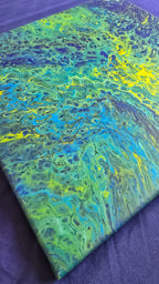 Quadratisches abstraktes Acryl-Leinwandbild mit fliessenden Zellstrukturen in leuchtendem Grün, Türkis, Blau und Gelbgrün.