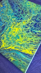 Quadratisches abstraktes Acryl-Leinwandbild mit fliessenden Zellstrukturen in leuchtendem Grün, Türkis, Blau und Gelbgrün.
