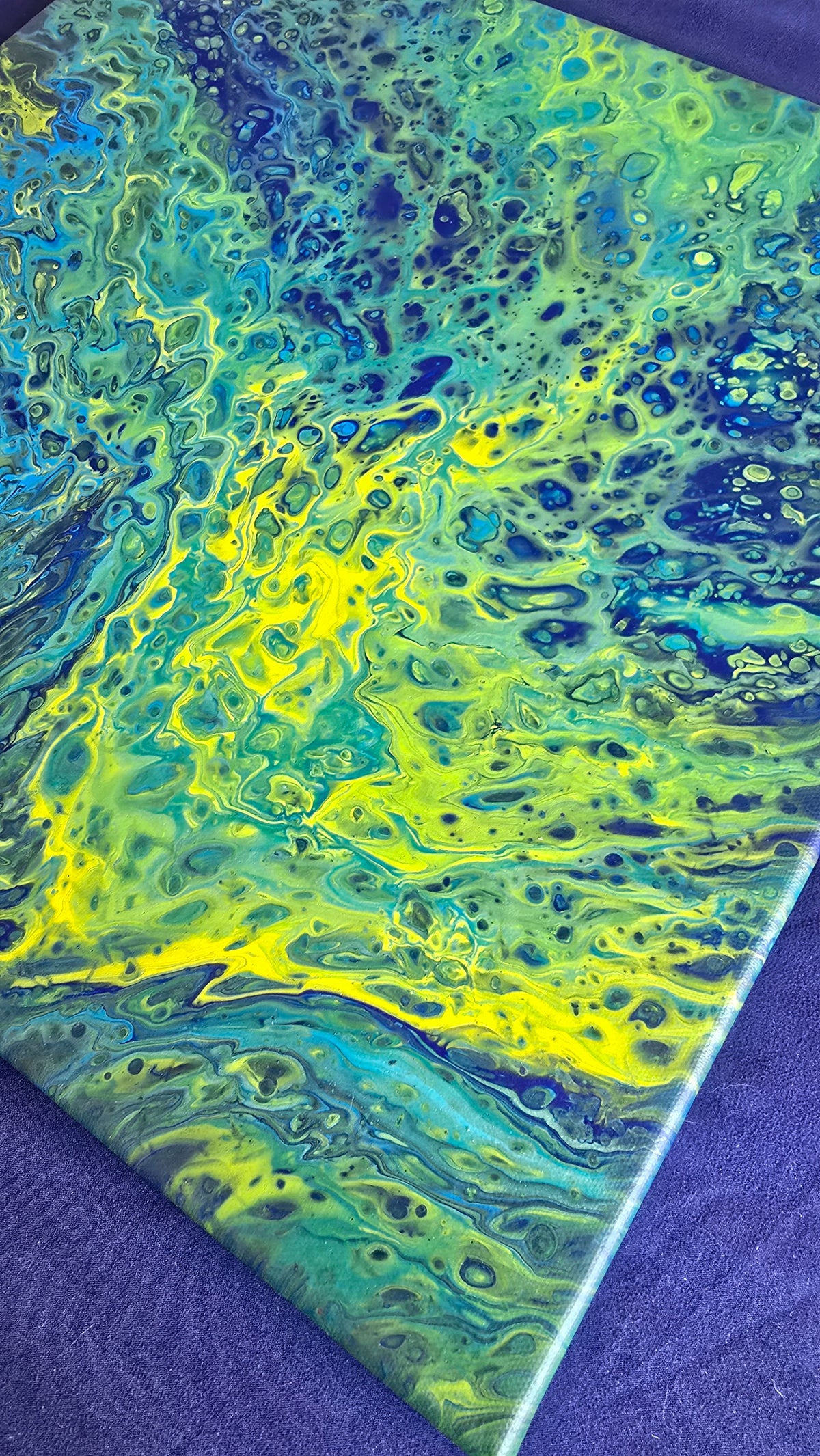 Quadratisches abstraktes Acryl-Leinwandbild mit fliessenden Zellstrukturen in leuchtendem Grün, Türkis, Blau und Gelbgrün.