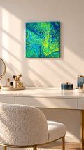 Quadratisches abstraktes Acryl-Leinwandbild mit fliessenden Zellstrukturen in leuchtendem Grün, Türkis, Blau und Gelbgrün.