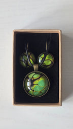 Rundes Cabochon-Schmuckset mit grossem Halskettenanhänger und zwei passenden Ohrringen in Grün und Limette mit dunklen organischen Konturen.