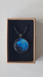 Runde Cabochon-Kette mit spiralförmigem Ozeanmuster in leuchtendem Türkis, kräftigem Blau und dunklem Tiefblau.