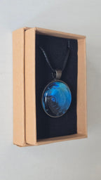Runde Cabochon-Kette mit spiralförmigem Ozeanmuster in leuchtendem Türkis, kräftigem Blau und dunklem Tiefblau.