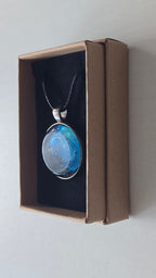 Runde Cabochon-Kette mit spiralförmigem Ozeanmuster in leuchtendem Türkis, kräftigem Blau und dunklem Tiefblau.