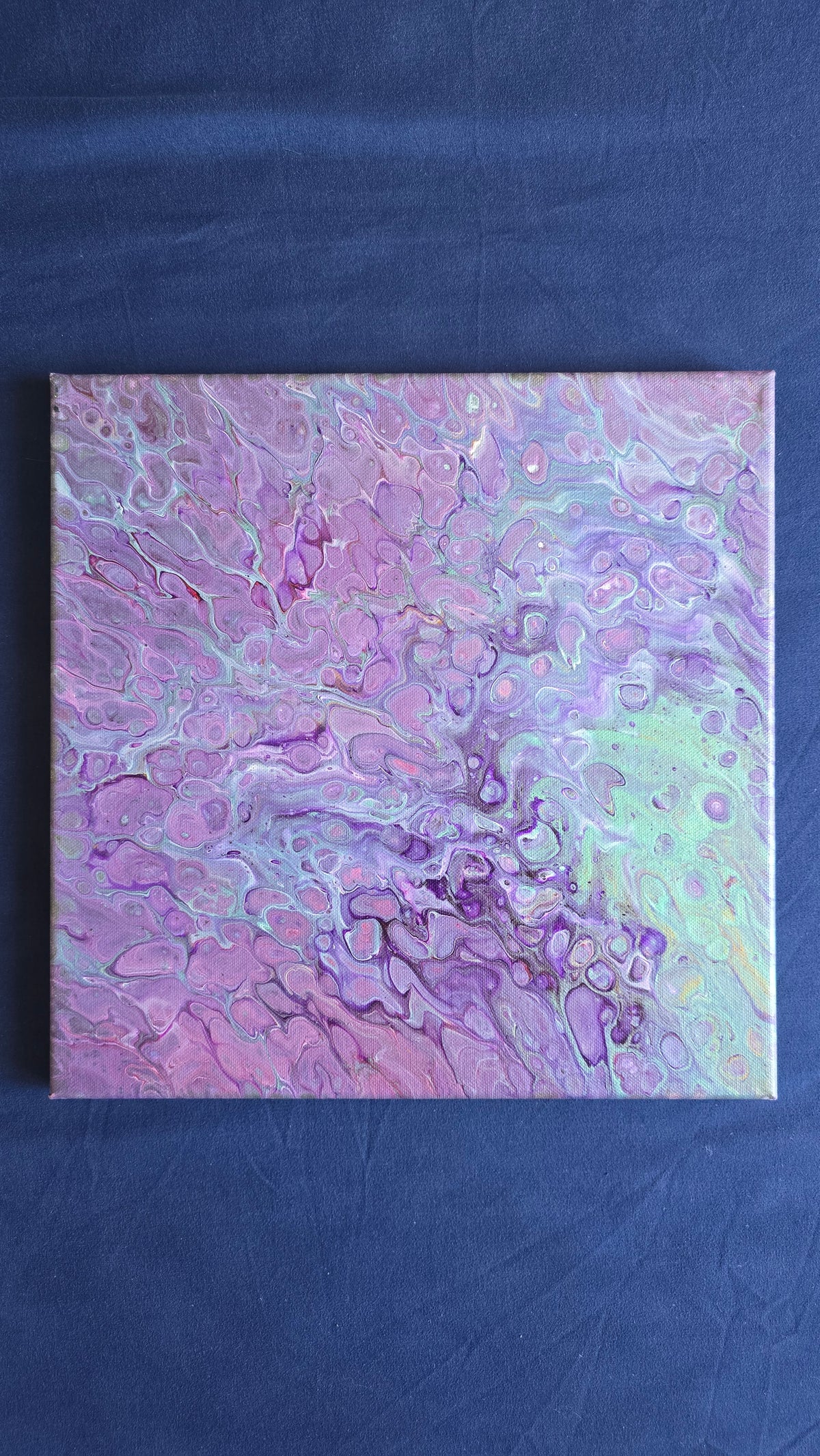 Quadratisches Acryl-Leinwandbild mit fliessenden Zellstrukturen in Flieder, Rosé, Violett und zarten Minttönen.