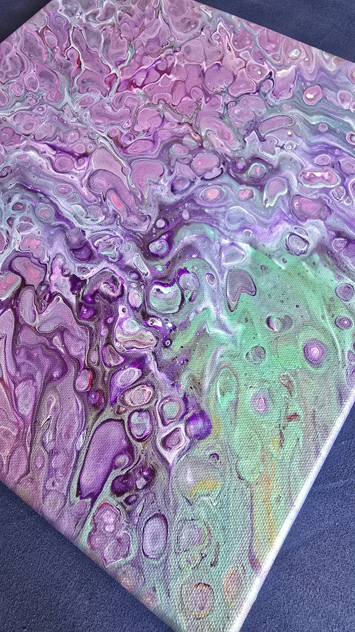 Quadratisches Acryl-Leinwandbild mit fliessenden Zellstrukturen in Flieder, Rosé, Violett und zarten Minttönen.