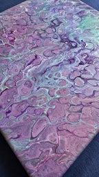 Quadratisches Acryl-Leinwandbild mit fliessenden Zellstrukturen in Flieder, Rosé, Violett und zarten Minttönen.