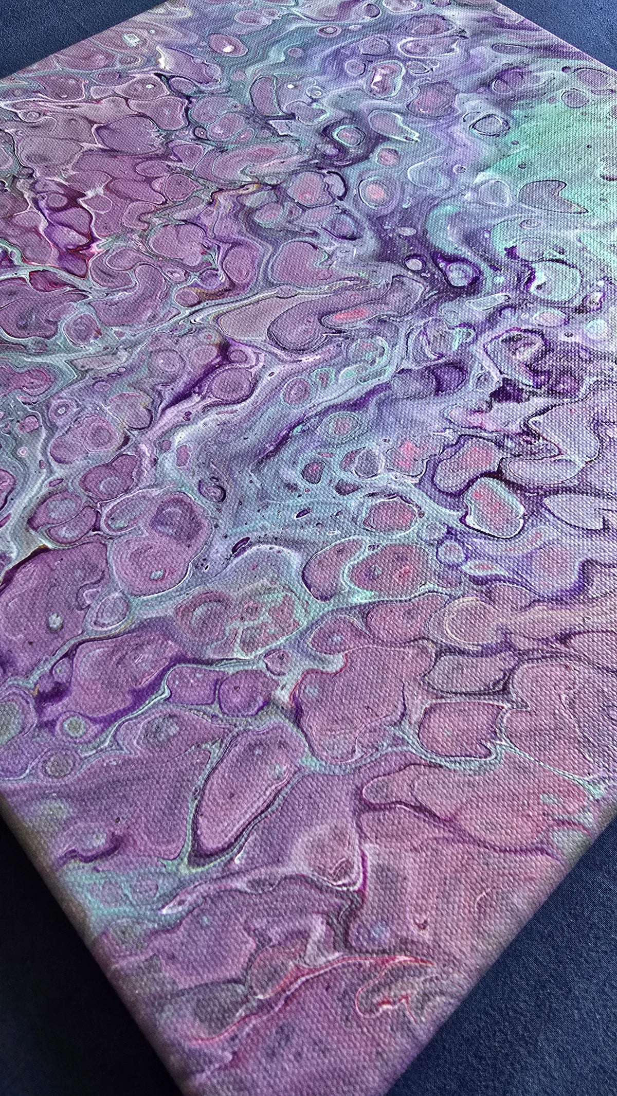 Quadratisches Acryl-Leinwandbild mit fliessenden Zellstrukturen in Flieder, Rosé, Violett und zarten Minttönen.