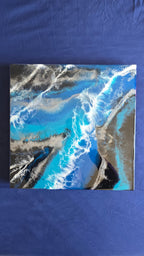 Abstraktes Resin Wandbild Solas Liquid Azure in Blau, Türkis, Schwarz und Silber mit weissen fliessenden Formen und irisierenden Details.