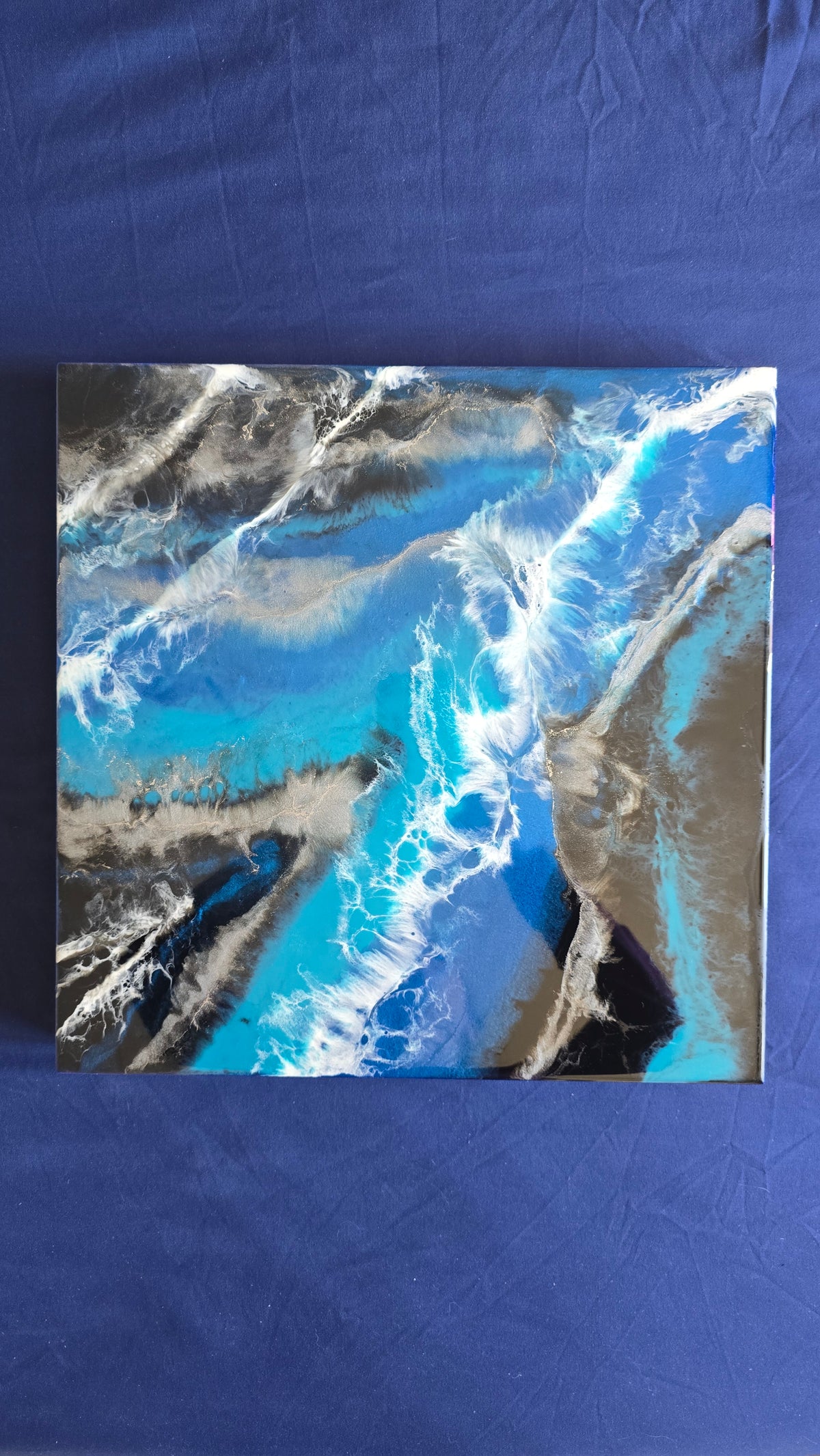 Abstraktes Resin Wandbild Solas Liquid Azure in Blau, Türkis, Schwarz und Silber mit weissen fliessenden Formen und irisierenden Details.