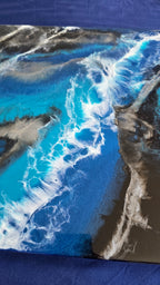 Abstraktes Resin Wandbild Solas Liquid Azure in Blau, Türkis, Schwarz und Silber mit weissen fliessenden Formen und irisierenden Details.