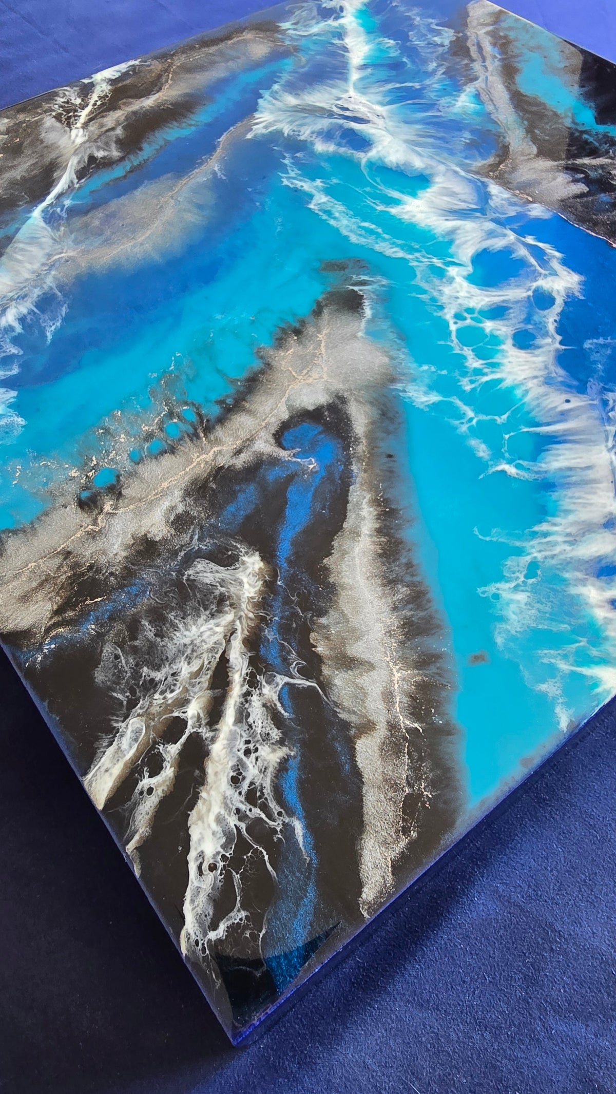 Abstraktes Resin Wandbild Solas Liquid Azure in Blau, Türkis, Schwarz und Silber mit weissen fliessenden Formen und irisierenden Details.