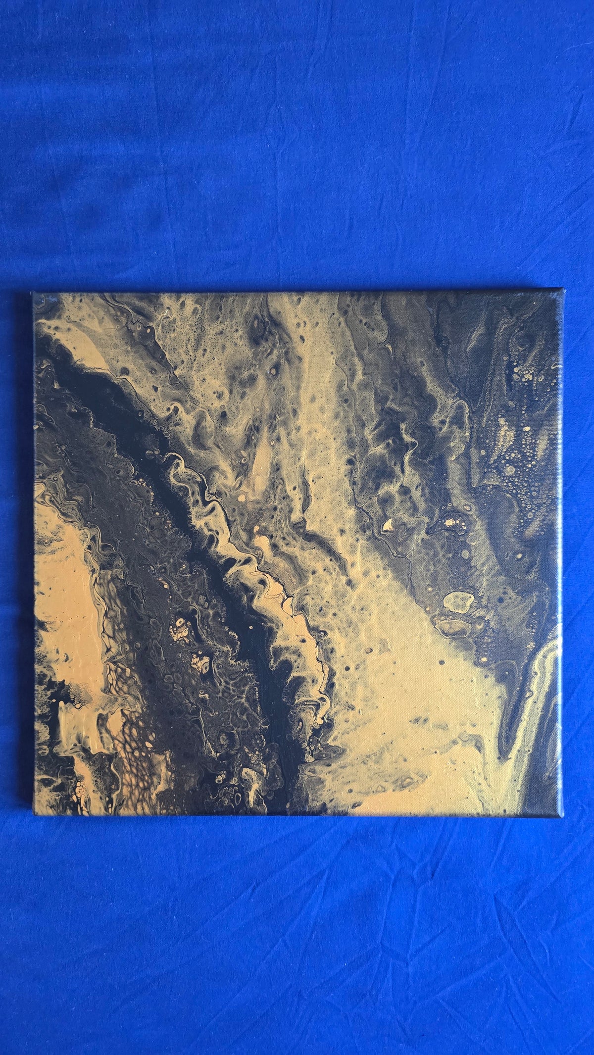 Zwei quadratische abstrakte Acryl-Leinwandbilder mit fliessenden Strukturen in Dunkelblau, Gold und feinen hellen Akzenten.