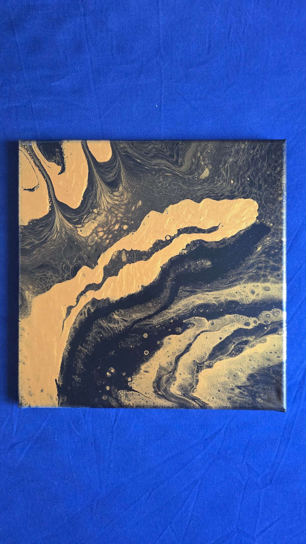 Zwei quadratische abstrakte Acryl-Leinwandbilder mit fliessenden Strukturen in Dunkelblau, Gold und feinen hellen Akzenten.