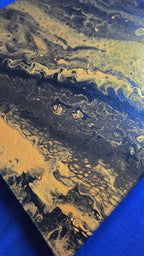 Zwei quadratische abstrakte Acryl-Leinwandbilder mit fliessenden Strukturen in Dunkelblau, Gold und feinen hellen Akzenten.