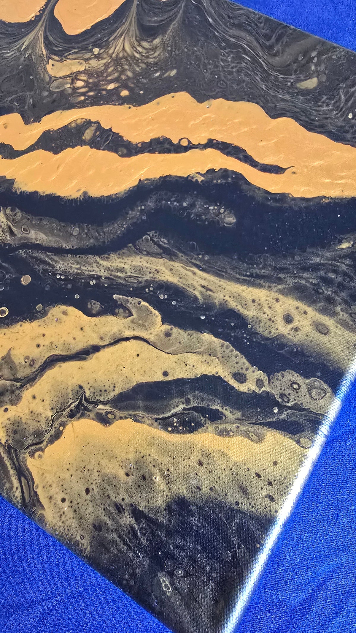 Zwei quadratische abstrakte Acryl-Leinwandbilder mit fliessenden Strukturen in Dunkelblau, Gold und feinen hellen Akzenten.