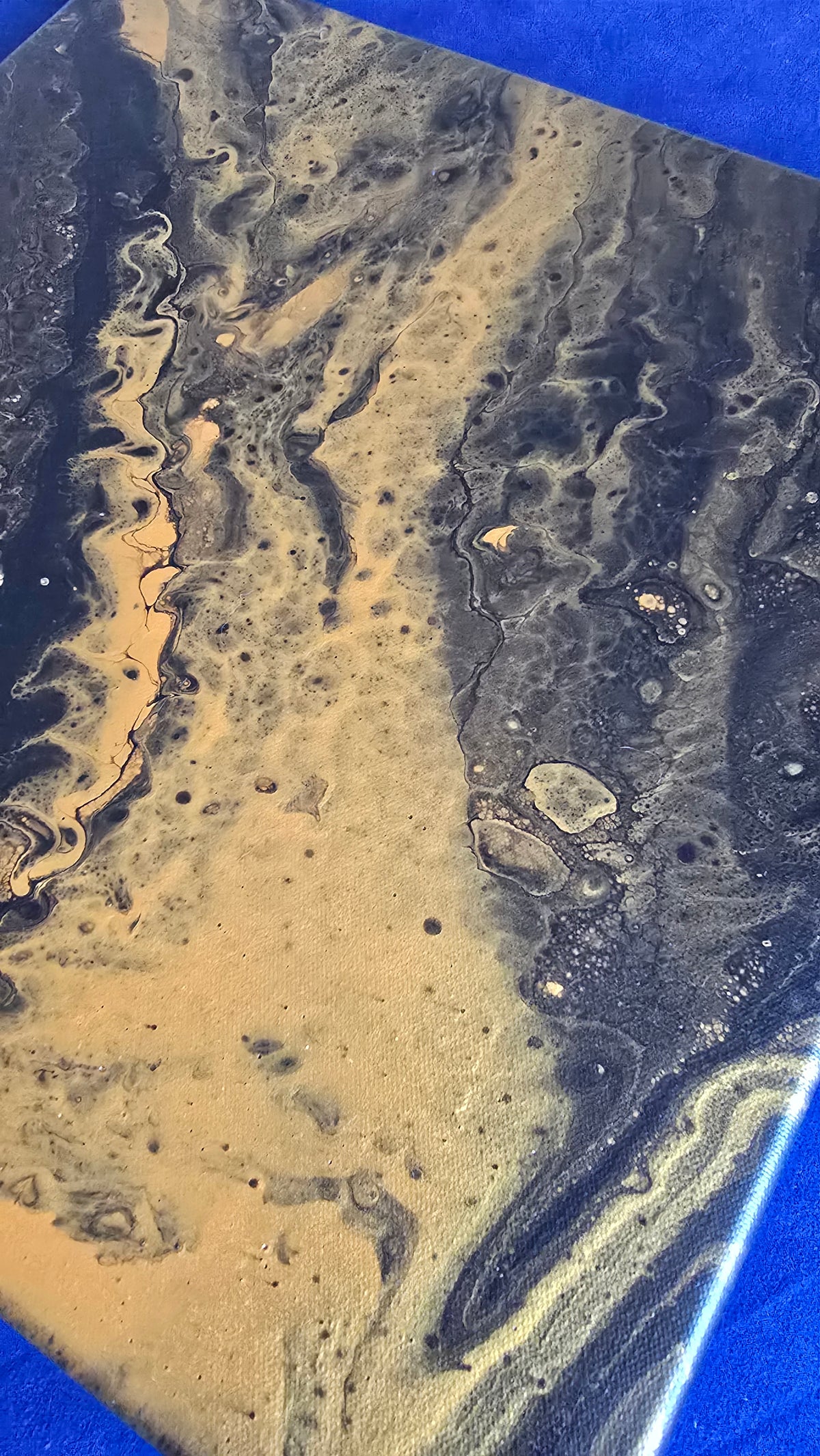 Zwei quadratische abstrakte Acryl-Leinwandbilder mit fliessenden Strukturen in Dunkelblau, Gold und feinen hellen Akzenten.