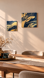 Zwei quadratische abstrakte Acryl-Leinwandbilder mit fliessenden Strukturen in Dunkelblau, Gold und feinen hellen Akzenten.