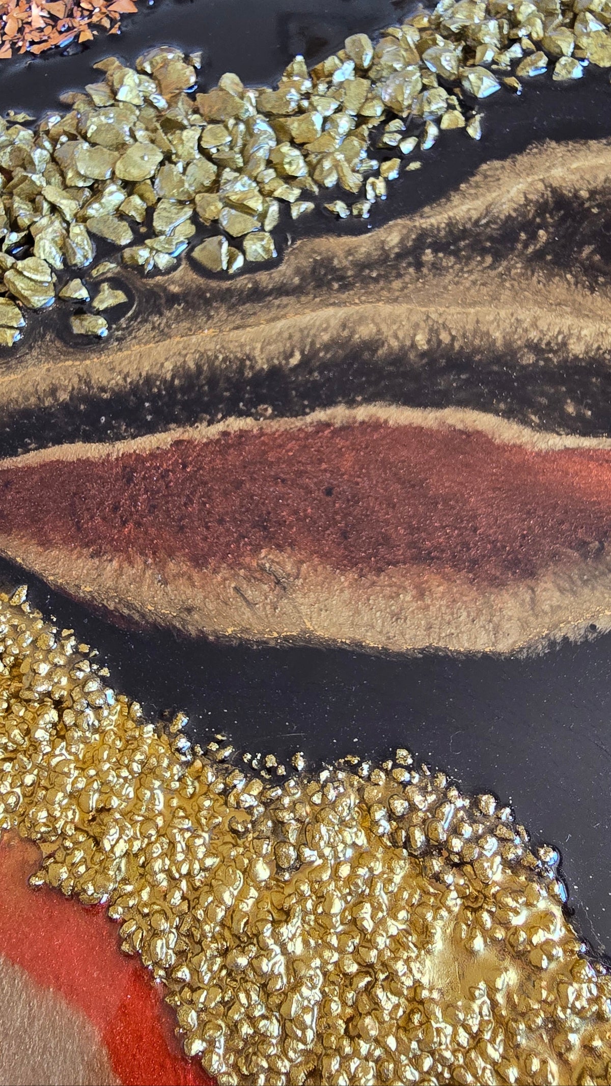 Quadratisches Resin Strukturbild Solas Mineral Glow in Schwarz, Gold, Kupfer und Perlmutt mit Steinen und plastischen Strukturelementen.